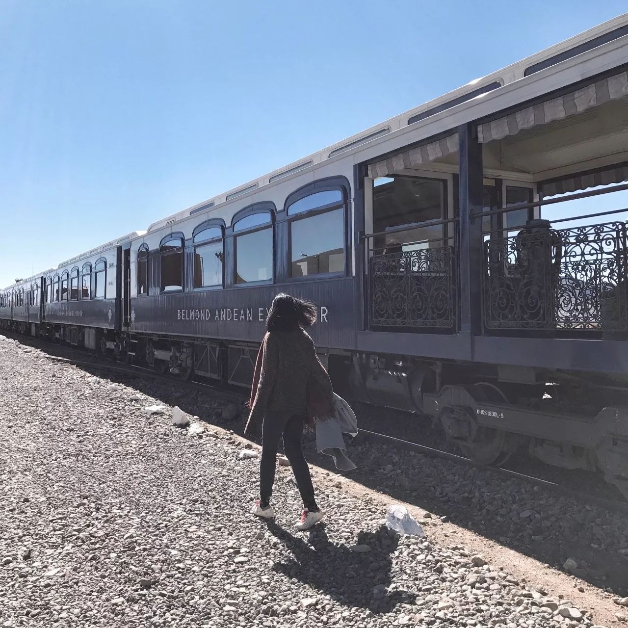 临走的时候,train manager 带着所有的工作人员都会在车站鼓掌送别,这