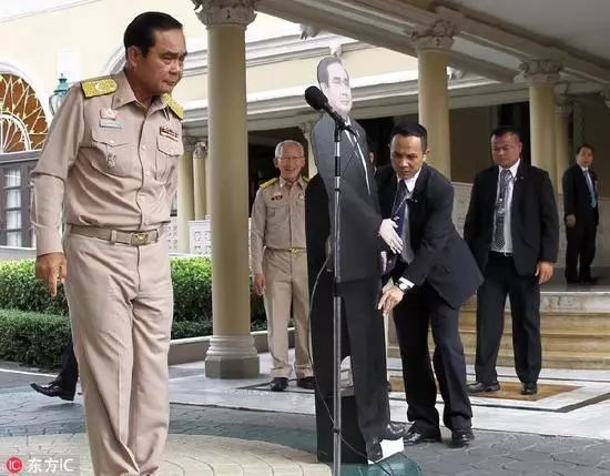 为了回避记者，泰国总理这操作令人窒息