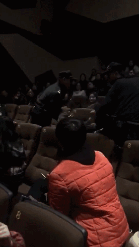 姑娘看电影突然大哭大闹被抬出去,这部影片怎么突然火