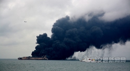 伊朗油轮东海撞船后持续燃烧 中国严防漏油导致次生灾害