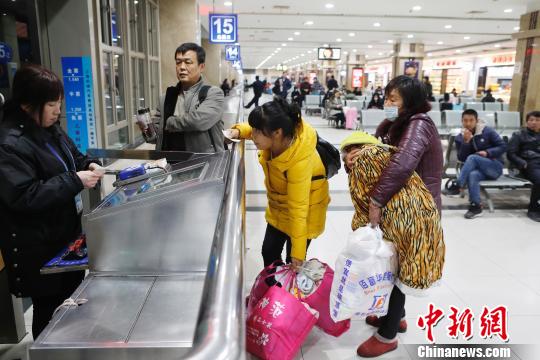上海长途汽车客运总站13日起开售春运客票 可