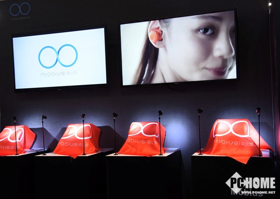 咪咕携科大讯飞于CES发布全球首款全语音人工智能耳机