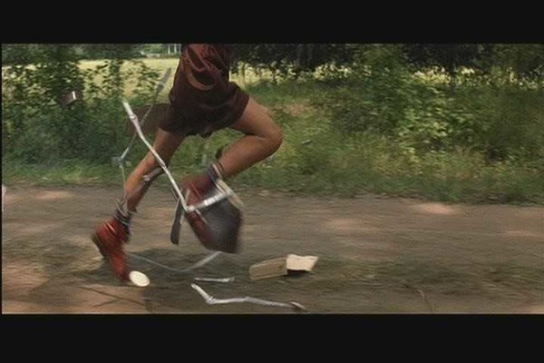 电影逐帧可以看到运动物体的动态模糊效果