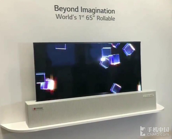 LG展示全球首款柔性屏电视 能自动卷起来