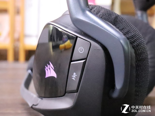 静音按键可快速屏蔽麦克风的声音._电路图分享 总结: 海盗船耳机架在不打游戏的时候就用耳机架外接3.5mm耳机看电影,或者外接音箱,还能扩展高速USB3.1接口。499的耳机架,拥有高水准的做工,酷炫的光效,音频的转换以及USB的扩展,这么多功能定价也算合理。耳机的佩戴确实很舒服,耳机售价749,综合体验来说是千元内非常有竞争力的一款产品。 购买建议:如果你有一整套海盗船的外设,那这套耳机+耳机架组合肯定是最好的先择。电脑上仅需安装一个软件即可控制所有设备,整体体验非常棒。对于不差钱的用户最好入手一整套,如果是平时休闲娱乐,未来几乎也没有升级的必要了