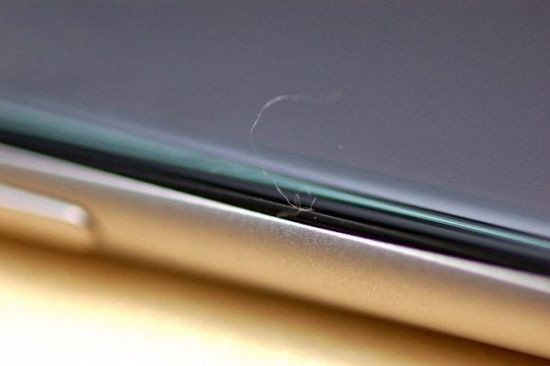 又一奇葩问题 用户抱怨iPhone X夹头发