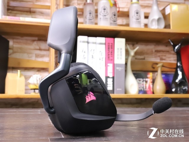 总结: 海盗船耳机架在不打游戏的时候就用耳机架外接3.5mm耳机看电影,或者外接音箱,还能扩展高速USB3.1接口。499的耳机架,拥有高水准的做工,酷炫的光效,音频的转换以及USB的扩展,这么多功能定价也算合理。耳机的佩戴确实很舒服,耳机售价749,综合体验来说是千元内非常有竞争力的一款产品。 购买建议:如果你有一整套海盗船的外设,那这套耳机+耳机架组合肯定是最好的先择。电脑上仅需安装一个软件即可控制所有设备,整体体验非常棒。对于不差钱的用户最好入手一整套,如果是平时休闲娱乐,未来几乎也没有升级的必要了