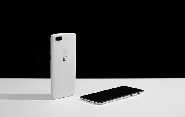 台下十年功 一加5T砂岩白工艺复杂到难以想