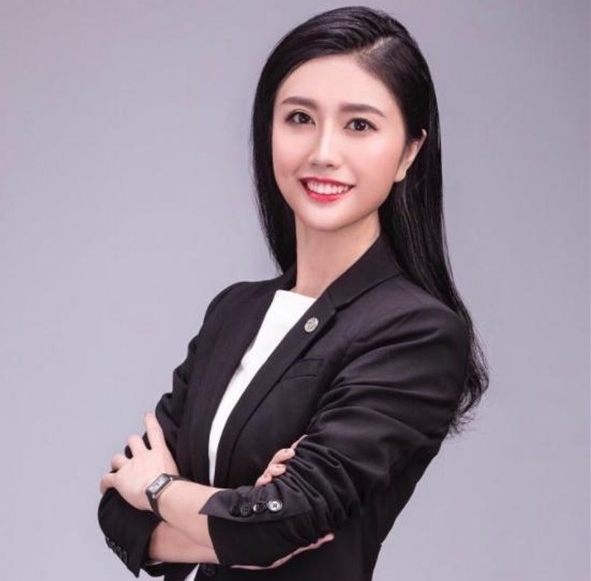 炫富女律师公开道歉：年轻不懂事 网友选择原谅