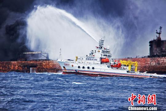 东海撞船“桑吉”轮火势依然猛烈 不时发生爆燃