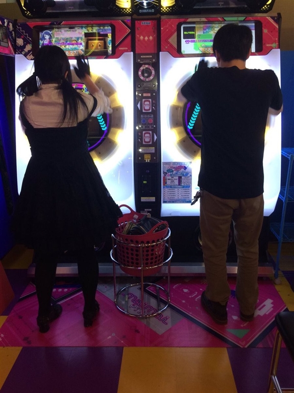 日本情侣如此爱玩游戏：偷空在游戏厅拍婚纱照
