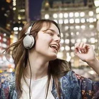 长期戴耳机听音乐会不会耳聋？
