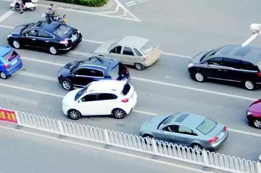 手把手教你科学变道 远离交通事故