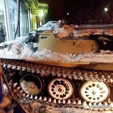 为了抢瓶酒，俄罗斯男子直接去军事基地偷了辆坦克