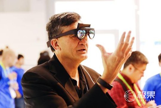 Rokid发布AR眼镜：超轻量机身，语音手势双识别