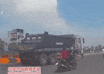 惊心动魄三十秒：厢式货被列车拦腰截断 