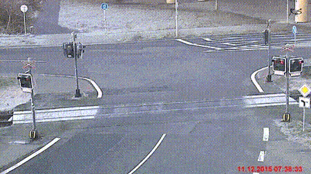 惊心动魄三十秒：厢式货被列车拦腰截断 