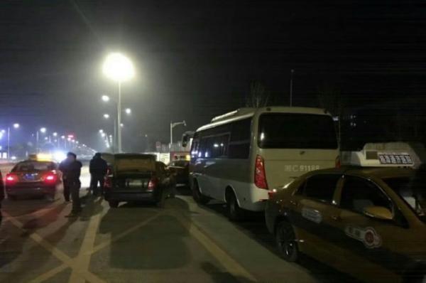 湖南送学生巴士遭出租车司机围堵致误机 警方介入