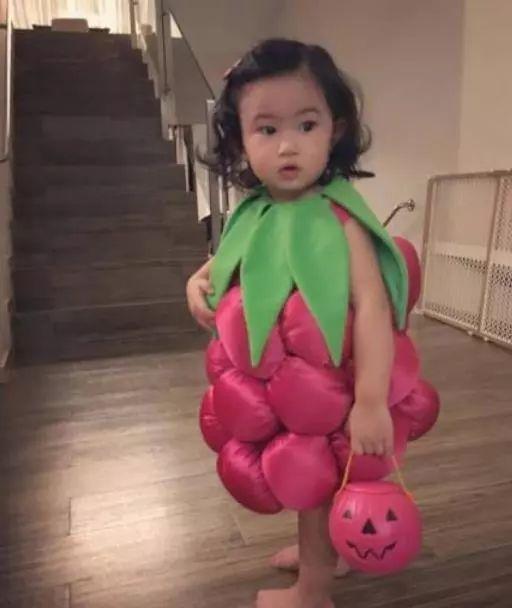 应采儿好友郑希怡晒女儿梁浸浸与Jasper同框照