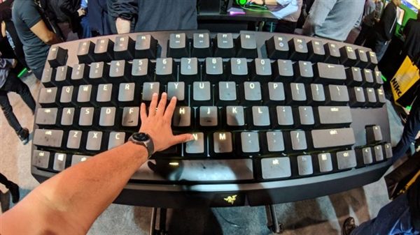 雷蛇超大机械键盘现身CES：大小堪比餐桌