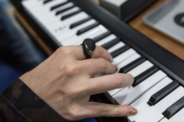 无线MIDI戒指：只需简单手势就能演奏出非凡音乐效果