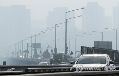 韩国首尔雾霾严重 今日上下班时段公交地铁不收费
