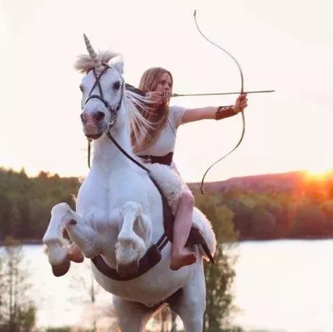 瑞典雪地山林中这个骑着独角兽的女孩，简直仙女啊