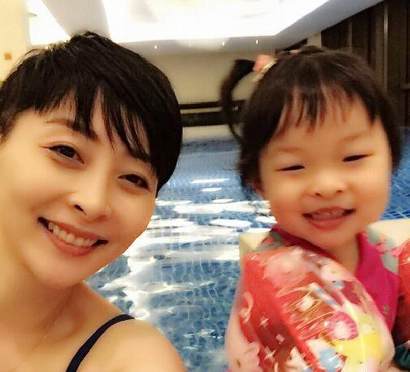 钱嘉乐和42岁汤盈盈，当爷爷的年纪当了爹，女儿长成这样凤凰网娱乐凤凰网 