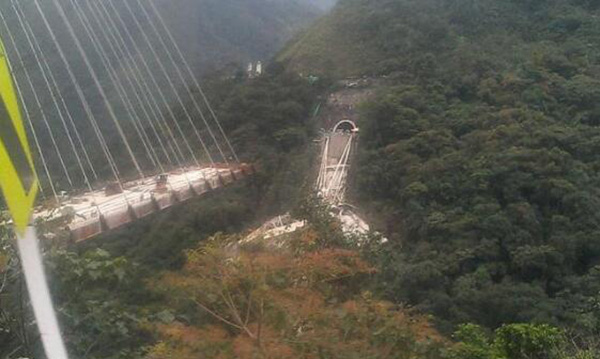 哥伦比亚首都附近一大桥坍塌 至少10人遇难