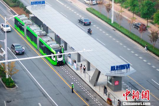 由中国中车株洲电力机车研究所自主研发的全球首列智轨列车上路运行。　中车供图 摄