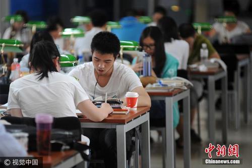 资料图：山西省图书馆内座无虚席，备战高考的学子们正安静地坐在座位上读书、做题、查阅资料。图片来源：视觉中国