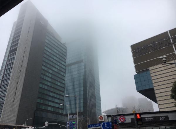 上海大雾迷城：“水陆空”皆受影响 明晨大雾或再袭