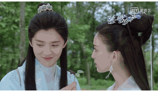 甚至还弄出了美人出浴的镜头.