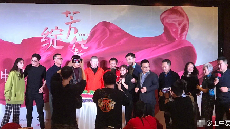 马云现身芳华庆功宴，与冯小刚喝酒聊天表情好高冷