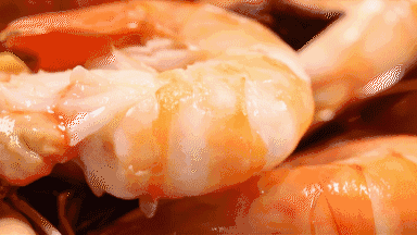 看着蹦跳不止的活虾慢慢喝醉,虾的鲜美,酒的醇香,这道菜的魅力自是不