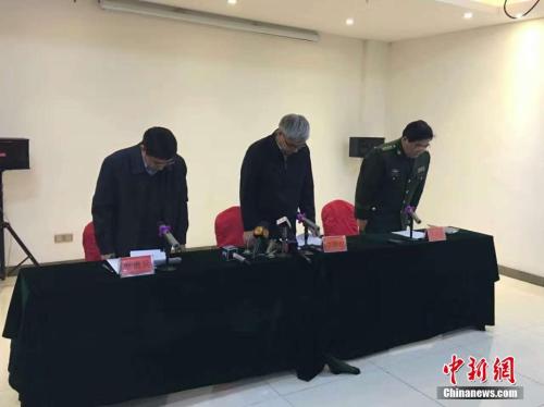 资料图：2016年11月24日，在江西省丰城电厂“11・24”事故新闻发布会上，李贻煌(中)向事故罹难者默哀。 王剑摄
