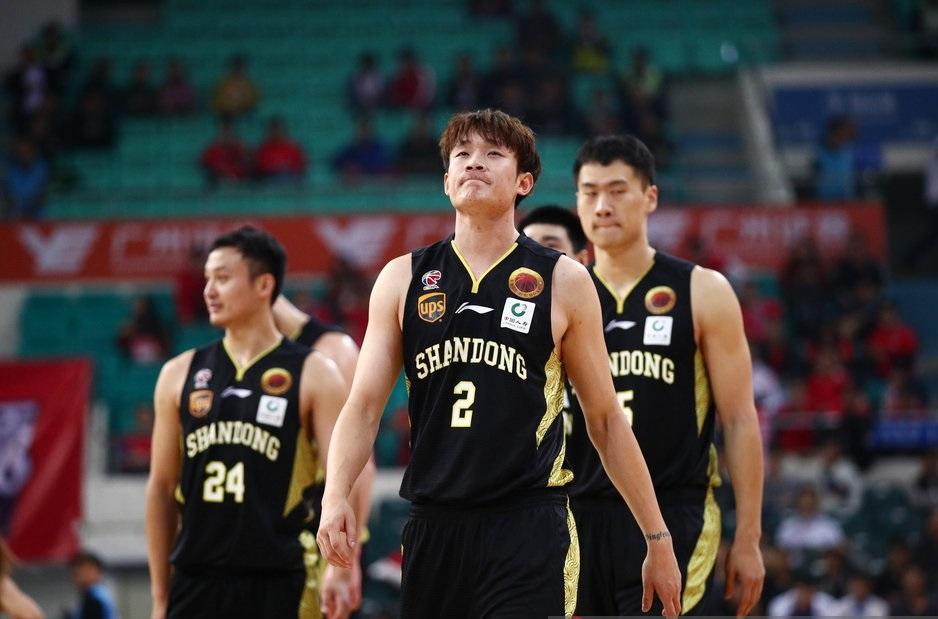 不能全怪裁判,山东男篮一昏招致逆转失败,丁彦