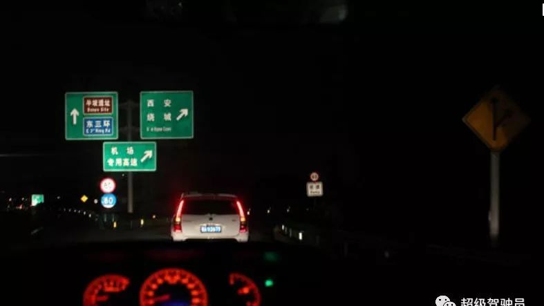 高速路上没有路灯，车灯都坏了怎么办？