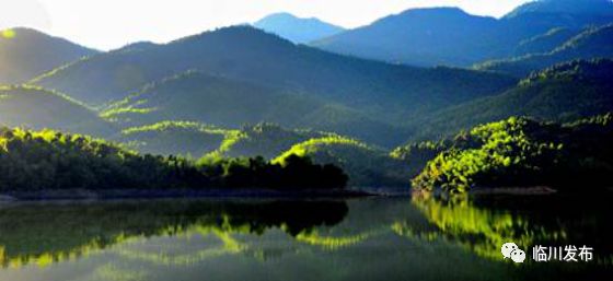 跃进湖水利风景区位于临川区腾桥镇吴家村,依托跃进水库(中型,库容量2225万立方米)而建,为水库型水利风景区。景区总面积为43平方公里,其中水域面积为18平方公里,距抚州市约30公里,区位优势明显。 景区内湖光山色,景色怡人,空气清新,水资源较丰富,水质优良(二类),自然旅游资源品味较高,开发基础条件良好,景区管理规范,具有较大的开发潜力。 跃进湖美景 跃进水库视频