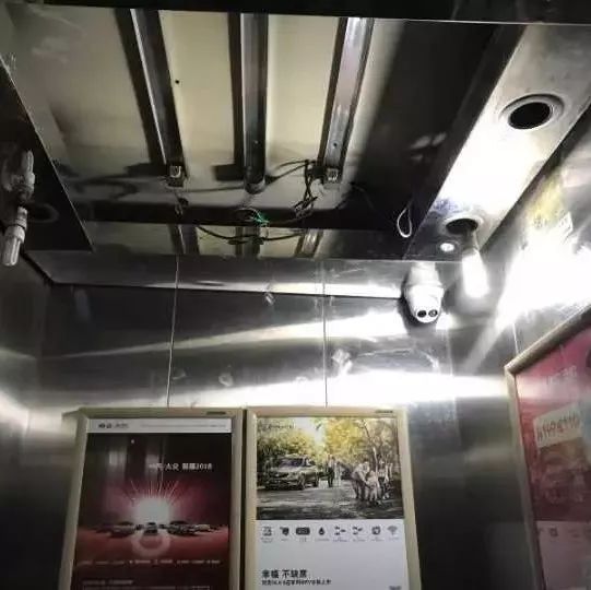 杭州女子坐电梯，1平米的吊顶突然砸向她的头部