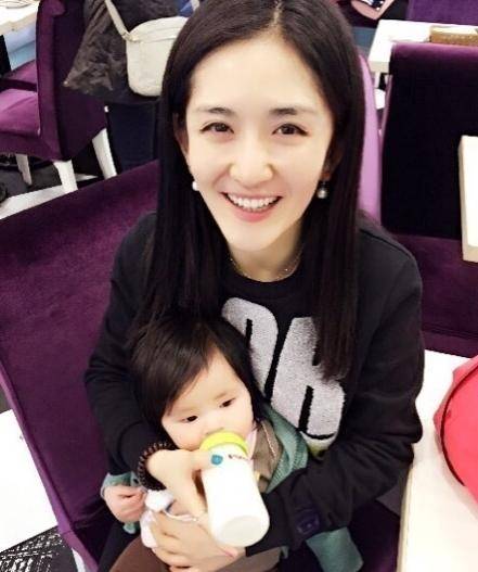 张杰公开和谢娜宝宝的名字,承认双胞胎走路扶腰