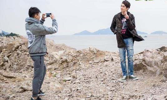 林更新拍照显直男范 应采儿忍不住吐槽