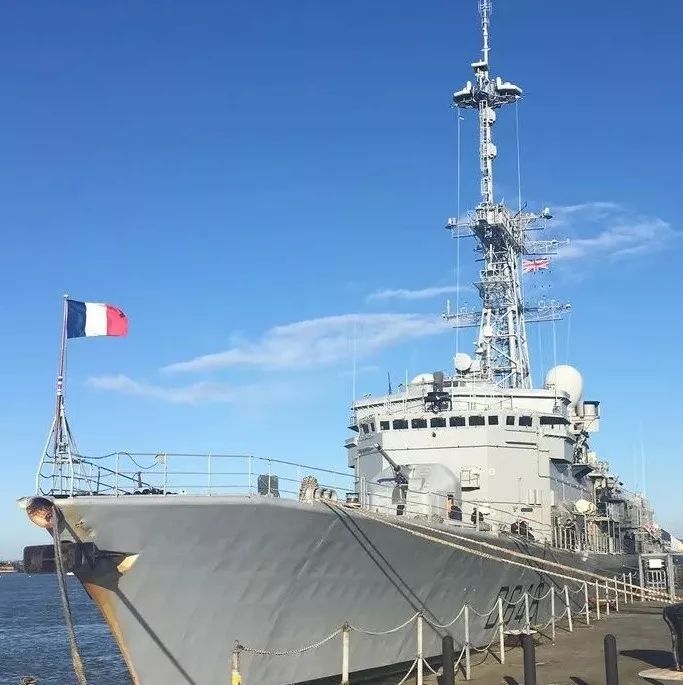 法国海军护卫舰访问朴茨茅斯