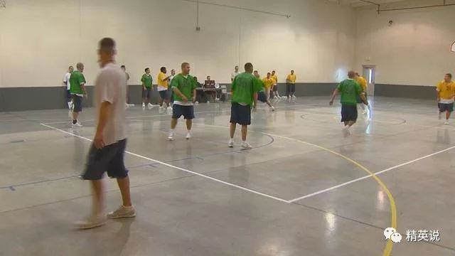 他在美国开监狱每年赚50亿!囚犯的钱太好赚