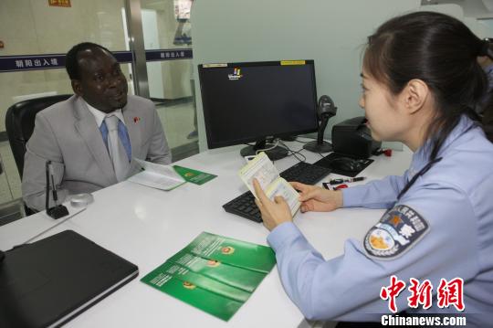 北京公安持续推出便民措施 让出入境服务更便