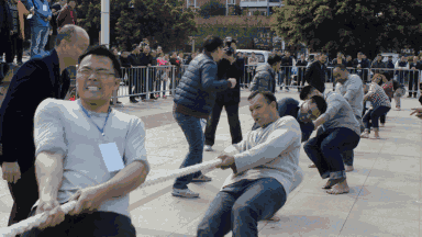 搞笑趣图这哪是什么拔河比赛这就是戏精的诞生啊