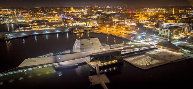 美国海军科幻战舰夜景照曝光 今年将正式移交海军