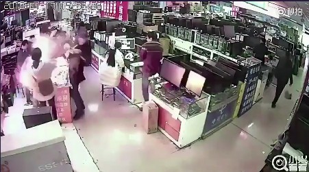 男子牙咬iPhone电池测真伪 顿现火球吓傻众人