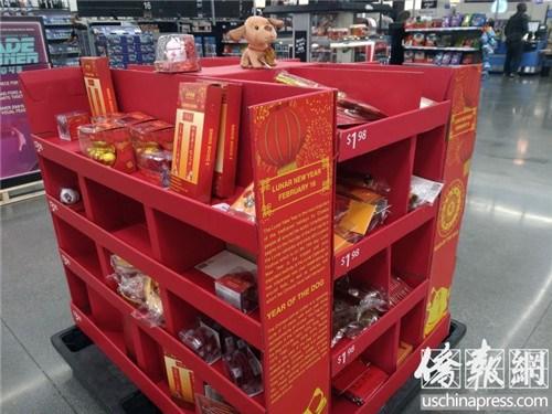 中国侨网沃尔玛超市的农历新年小商品专柜十分受欢迎，不少商品已断货。（美国《侨报》/翁羽 摄）