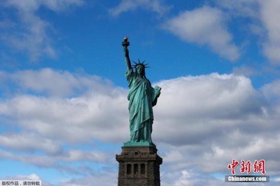 美国政府关门 自由女神像“谢客”只可远观